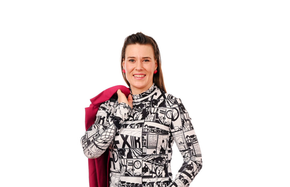 Iida Hovi pitää takkia toisella olallaan.