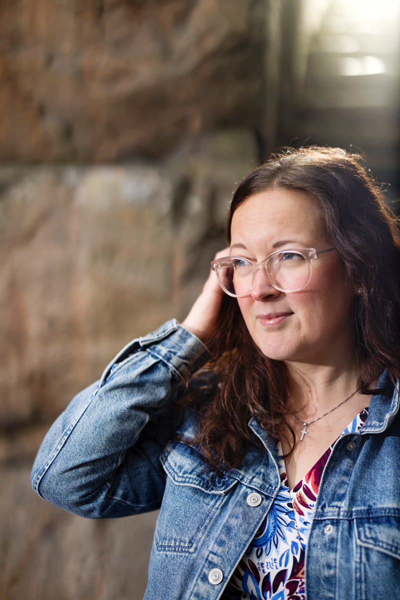 Iina Lesonen laittaa kädellään hiukset korvan taakse.
