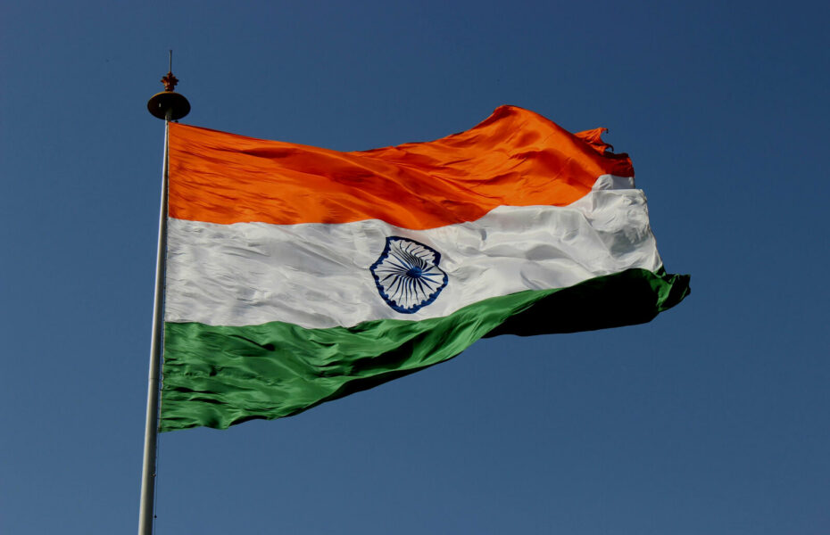 Intian lippu liehuu.