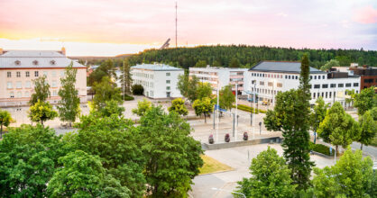 Rakennuksia Kouvolasta. Taustalla mäkihyppytorni.