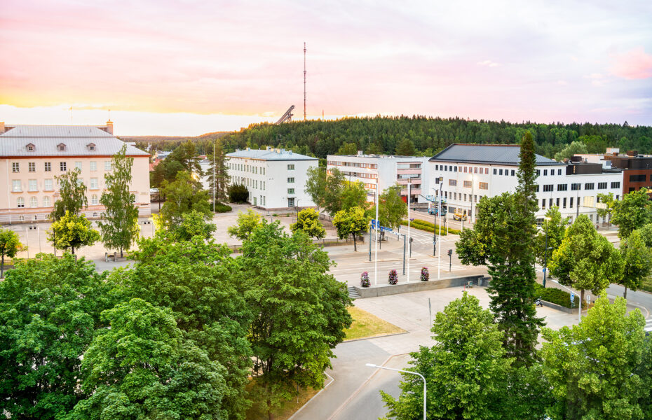 Rakennuksia Kouvolasta. Taustalla mäkihyppytorni.