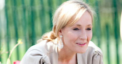 J. K. Rowling hymyilee.