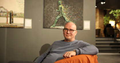 Jari Kekäle istuu sohvalla.