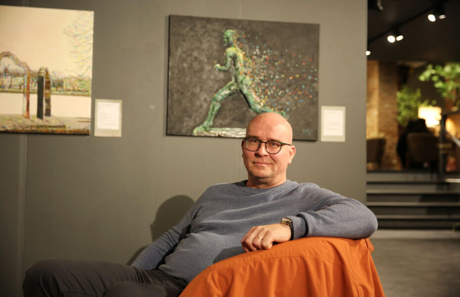 Jari Kekäle istuu sohvalla.