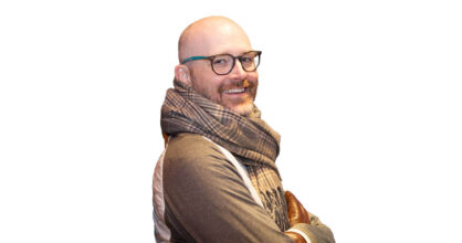 Jason Lepojärvi hymyilee. Hänellä on silmälasit.