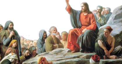 Jeesus istuu vuorella ja opettaa ihmisiä ympärillään.