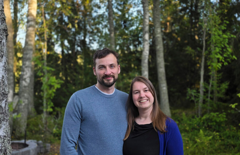 Jens ja Hanna-Lea Ahlskog seisovat vierekkäin ja hymyilevät.