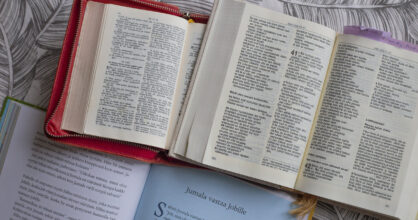 Kaksi Raamattua auki. Niiden alapuolella selitysteos Jobin kirjasta.