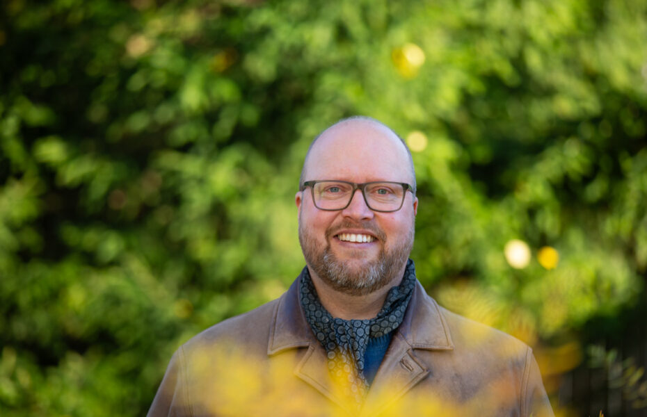Johan Helkkula hymyilee. Hänellä on silmälasit.