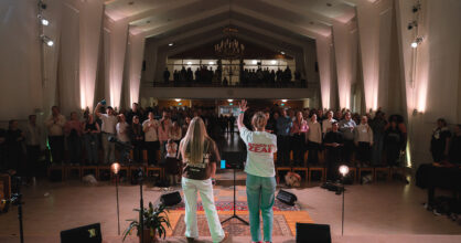 Nuoria ylistämässä Legacy Launhissa.