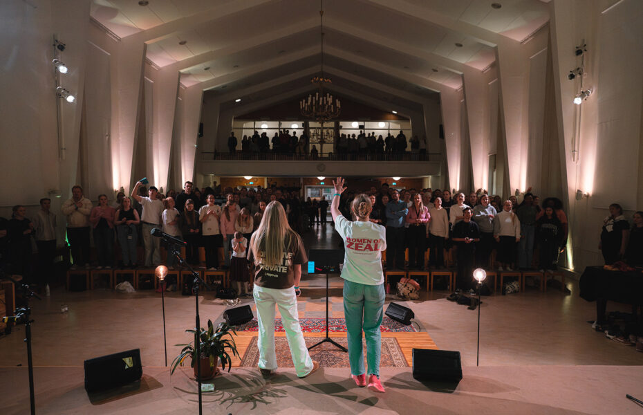 Nuoria ylistämässä Legacy Launhissa.