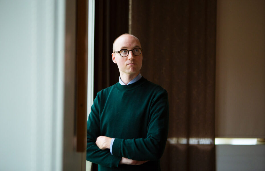Joonas Ilmastilla on kauluspaita ja neule sekä silmälasit.