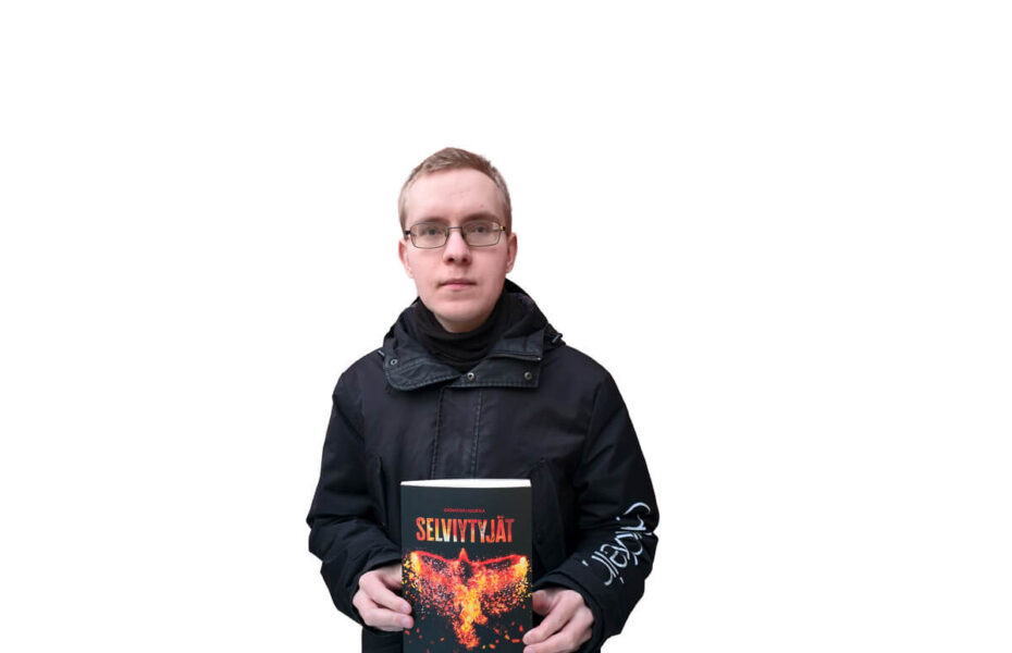 Silmälasipäinen mies pitää kädessää kirjaa.