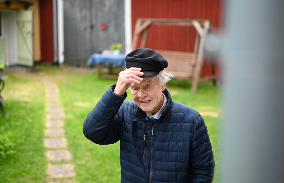 Jouko Martikainen laittaa hatun päähän.