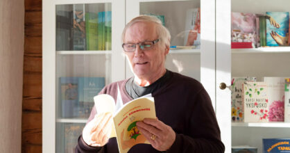 Juhani Seppänen lukee kirjaa.