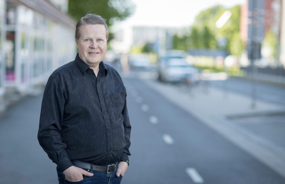 Jukka Kääriäinen seisoo kadun varrella kädet taskuissa