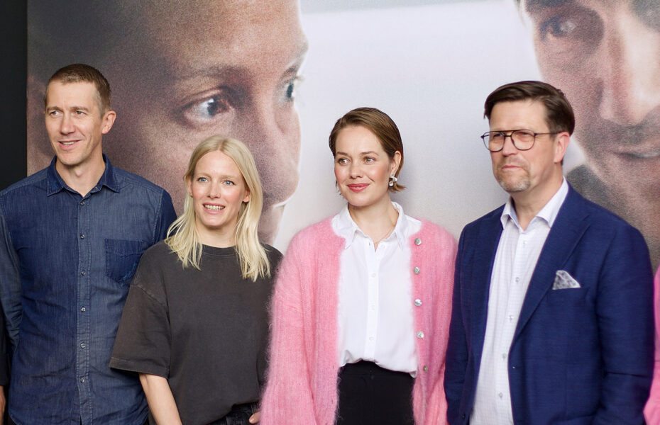 Elokuvan tekijät (neljä ihmistä rivissä) poseeraavat kameralle.
