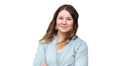 Naisella on pitkät, ruskeat hiukset.