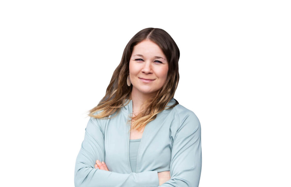 Naisella on pitkät, ruskeat hiukset.