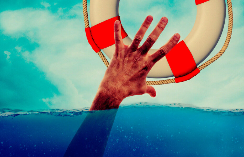 Käsi ojentautuu vedestä ottamaan kiinni pelastusrenkaasta.