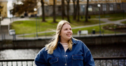 Kati Sillanpäällä on vaaleat pitkät hiukset.