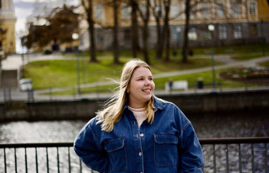 Kati Sillanpäällä on vaaleat pitkät hiukset.