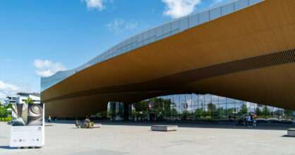 Kirjasto Oodi ulkopuolelta.