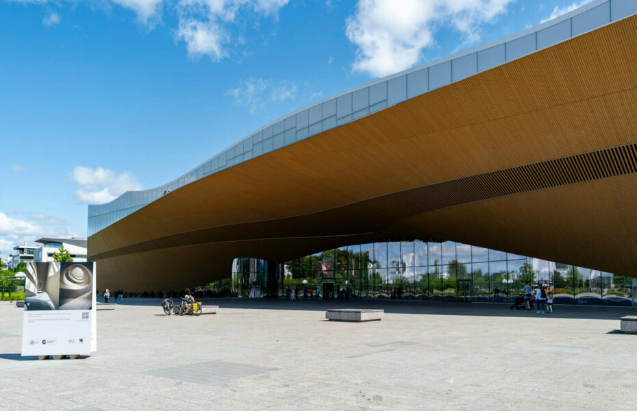 Kirjasto Oodi ulkopuolelta.