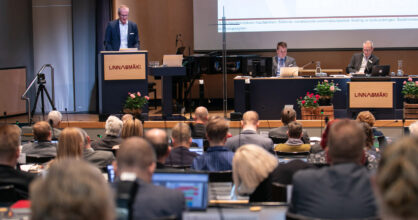 Kirkolliskokous koolla toukokuussa 2025 Linnasmäen opistolla.