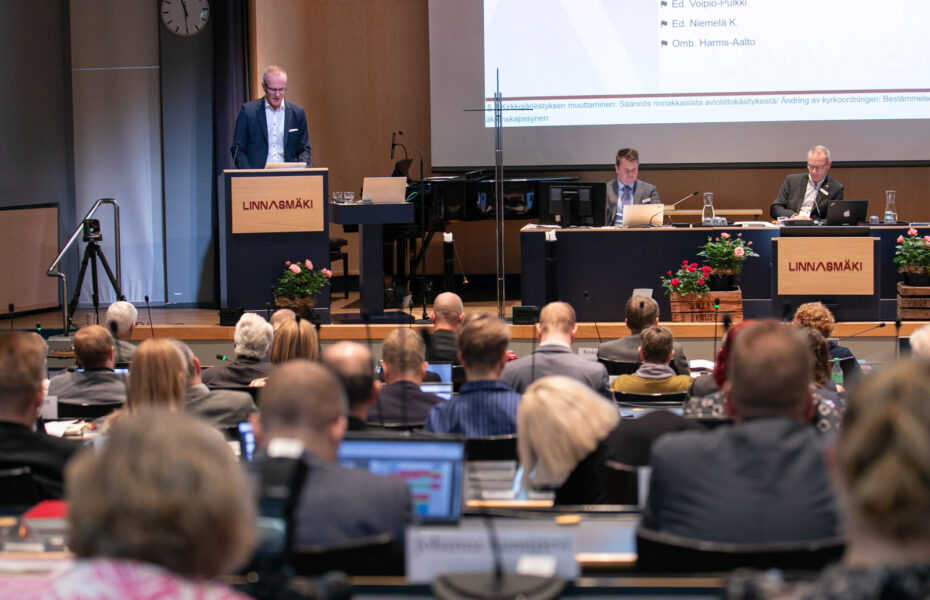 Kirkolliskokous koolla toukokuussa 2025 Linnasmäen opistolla.