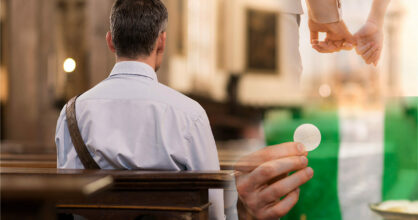 Kolme kuvaa, joissa yhdessä mies istuu kirkossa, pappi ojentaa ehtoollisleipää ja pariskunta pitää toisiaan käsistä kiinni.