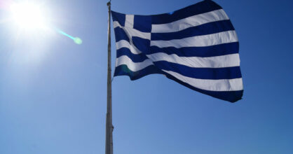 Kreikan lippu liehuu.