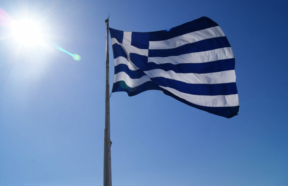 Kreikan lippu liehuu.