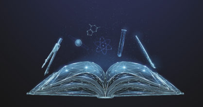 Hologrammilta näyttävä kirja aukeaa, ja sen yläpuolella näkyy harppi, koeputki ja sivellin sekä erilaisia tieteellisiä malleja.