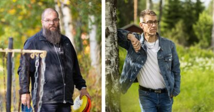 Jaettu kuva, jossa vasemmalla puolella on mies, jolla on frisbeet kädessä. Oikealla puolella on mies joka katsoo kaukaisuuteen takki olalla ja nojaa kyynärpäällään puuta vasten.