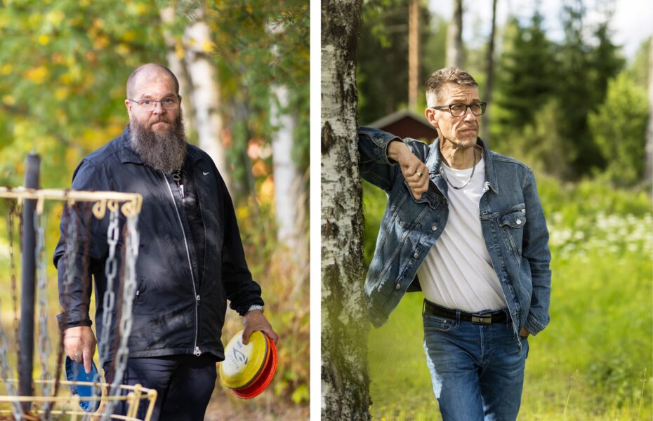 Jaettu kuva, jossa vasemmalla puolella on mies, jolla on frisbeet kädessä. Oikealla puolella on mies joka katsoo kaukaisuuteen takki olalla ja nojaa kyynärpäällään puuta vasten.