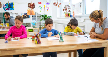 Lapset piirtävät pöydän ääressä.