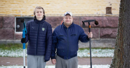 Lauri ja Pekka Ahokas seisovat vierekkäin. Heillä on harjat käsissään.