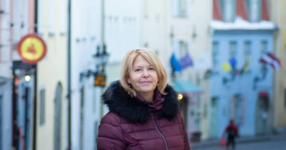 Violettiin toppatakkiin ja karvahuppuun pukeutunut Liina Kilemit Tallinnan kadulla.