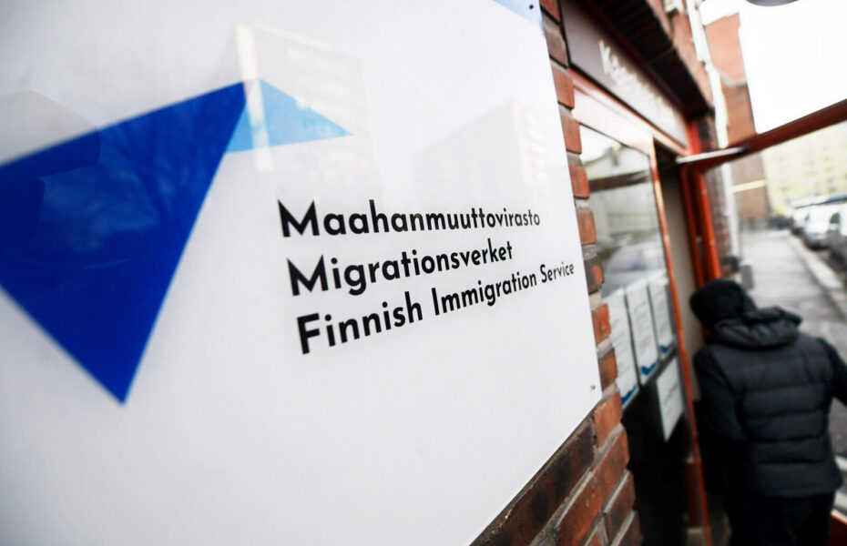 Seinä, jossa lukee eri kielillä Maahanmuuttovirasto.