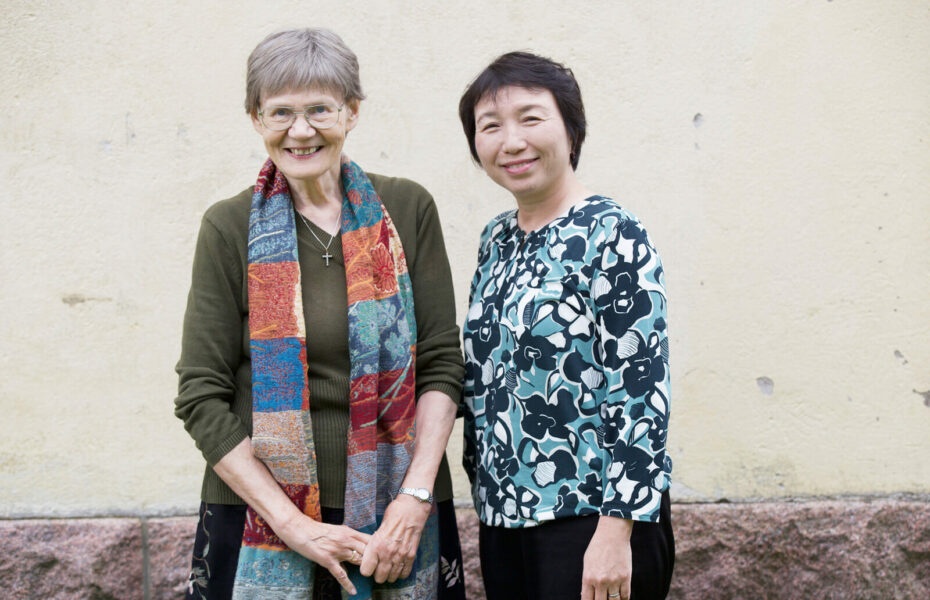 Mailis Janatuinen ja Yoko Sugaya seisovat vierekkäin hymyillen.
