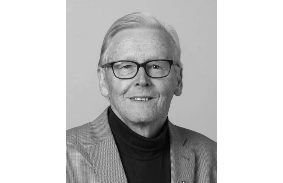 Mustavalkoinen kuva hymyilevästä Markku Huttusesta.