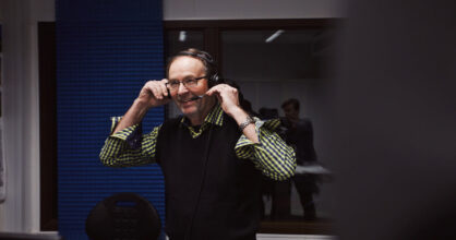 Markku Vuorisella on kuulokkeet päässään.