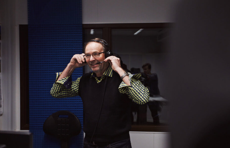 Markku Vuorisella on kuulokkeet päässään.
