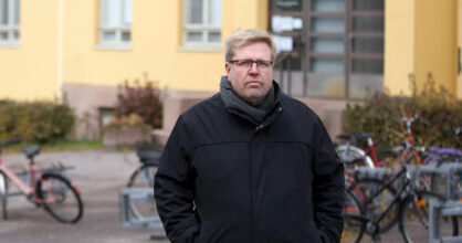 Marko Huhtala seisoo koulun pihalla.