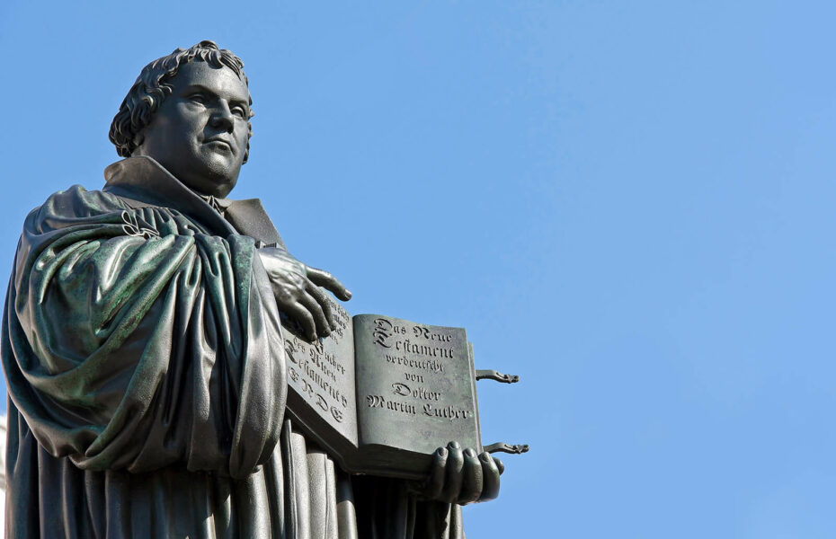 Martti Lutheria esittävä patsas.