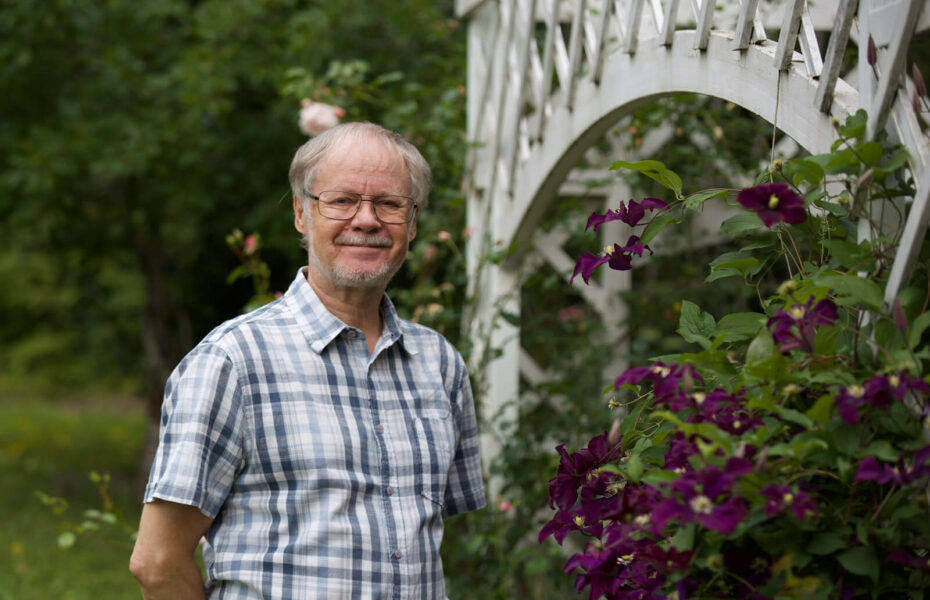 Martti Liljeqvist seisoo puutarhassa.