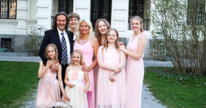Kuvassa Miia ja Harri sekä heidän kuusi lastansa.