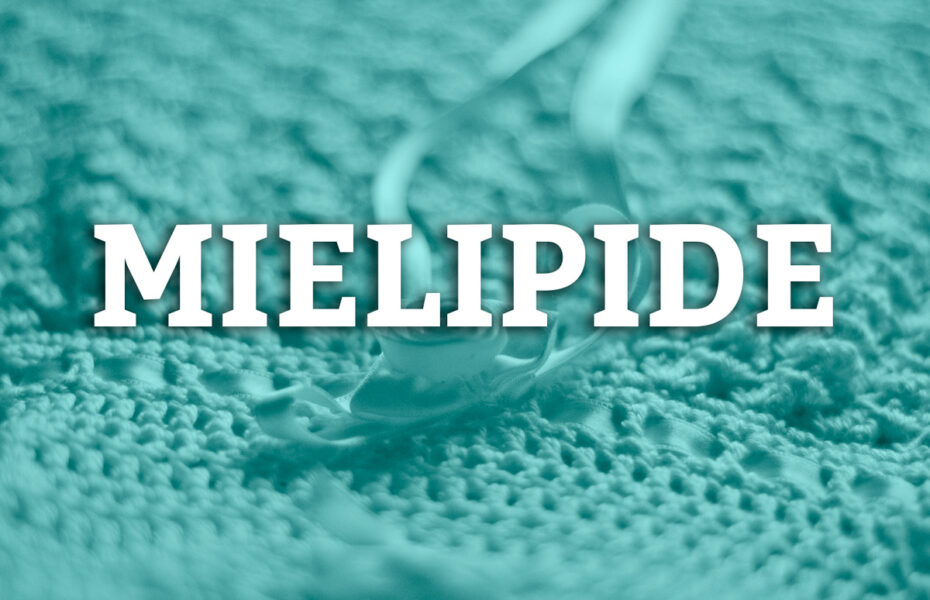 Vauvan kastemekko, ja päällä teksti "mielipide".
