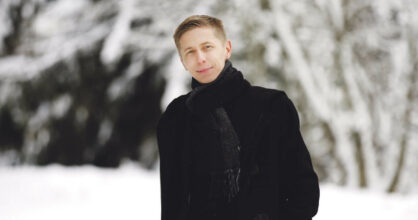 Miika Auvinen seisoo lumimaisemassa.